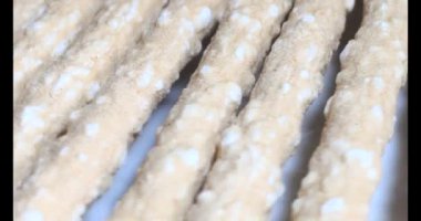 Domatesleri ve yıldız meyvelerini parçalara ayır