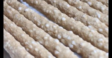 Domatesleri ve yıldız meyvelerini parçalara ayır