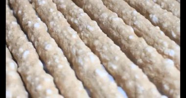 Domatesleri ve yıldız meyvelerini parçalara ayır