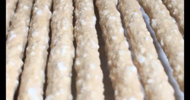 Domatesleri ve yıldız meyvelerini parçalara ayır