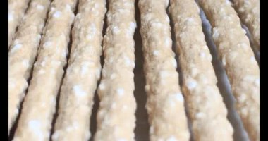 Domatesleri ve yıldız meyvelerini parçalara ayır