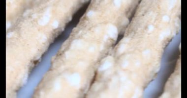 Domatesleri ve yıldız meyvelerini parçalara ayır