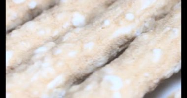 Domatesleri ve yıldız meyvelerini parçalara ayır