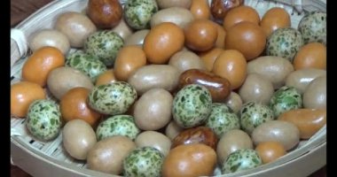 Tabakta kızarmış fıstık.