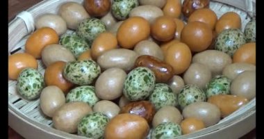 Tabakta kızarmış fıstık.