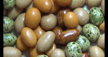 Tabakta kızarmış fıstık.