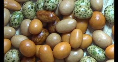 Tabakta kızarmış fıstık.