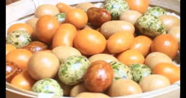 Tabakta kızarmış fıstık.