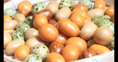 Tabakta kızarmış fıstık.