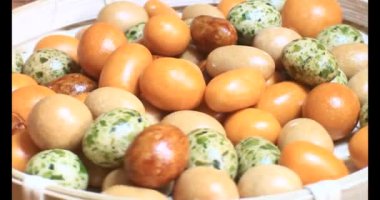 Tabakta kızarmış fıstık.