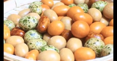 Tabakta kızarmış fıstık.