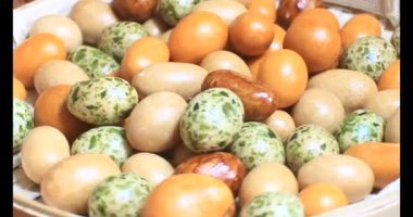 Tabakta kızarmış fıstık.