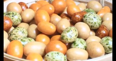 Tabakta kızarmış fıstık.