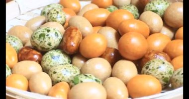 Tabakta kızarmış fıstık.