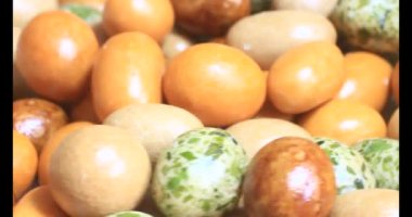 Tabakta kızarmış fıstık.