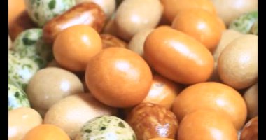 Tabakta kızarmış fıstık.