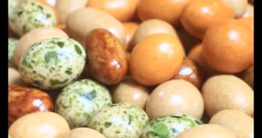 Tabakta kızarmış fıstık.