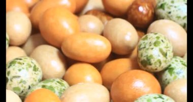 Tabakta kızarmış fıstık.