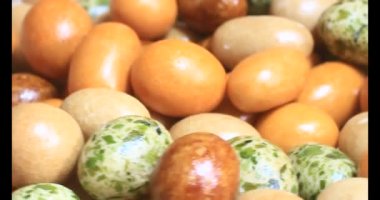 Tabakta kızarmış fıstık.