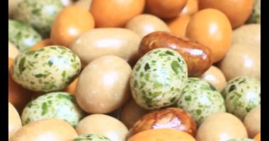 Tabakta kızarmış fıstık.