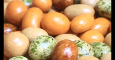 Tabakta kızarmış fıstık.