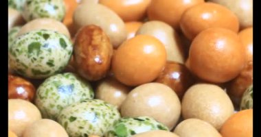 Tabakta kızarmış fıstık.