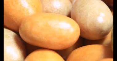 Tabakta kızarmış fıstık.