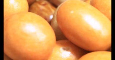 Tabakta kızarmış fıstık.