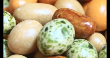 Tabakta kızarmış fıstık.