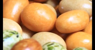 Tabakta kızarmış fıstık.