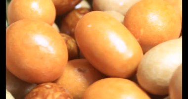 Tabakta kızarmış fıstık.