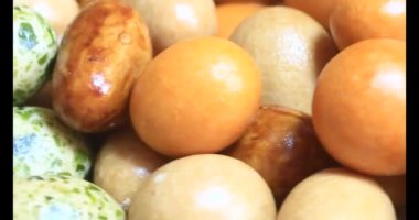 Tabakta kızarmış fıstık.