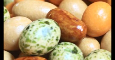 Tabakta kızarmış fıstık.