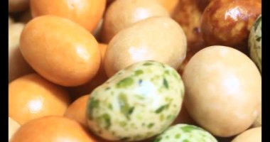 Tabakta kızarmış fıstık.