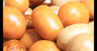 Tabakta kızarmış fıstık.