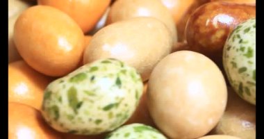 Tabakta kızarmış fıstık.