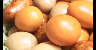 Tabakta kızarmış fıstık.