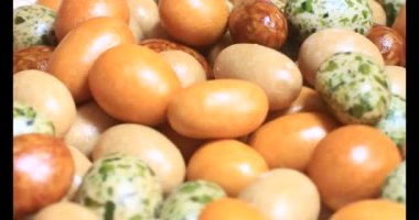 Tabakta kızarmış fıstık.