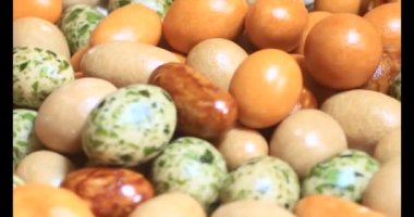 Tabakta kızarmış fıstık.