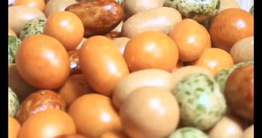 Tabakta kızarmış fıstık.