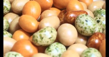 Tabakta kızarmış fıstık.