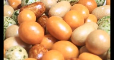 Tabakta kızarmış fıstık.