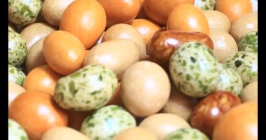 Tabakta kızarmış fıstık.