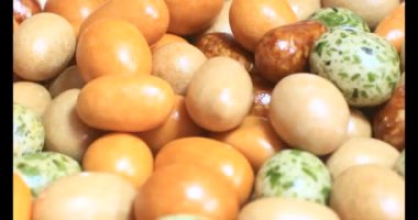 Tabakta kızarmış fıstık.