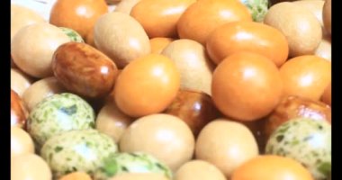 Tabakta kızarmış fıstık.