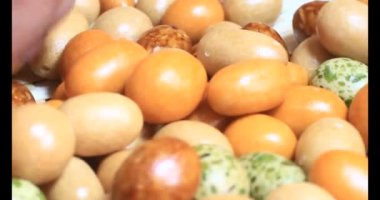 Tabakta kızarmış fıstık.