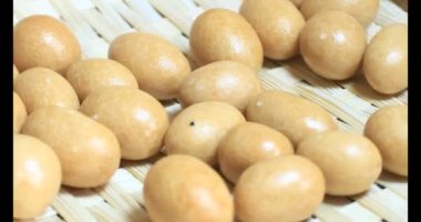 Tabakta kızarmış fıstık.