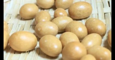 Tabakta kızarmış fıstık.