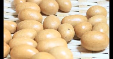 Tabakta kızarmış fıstık.