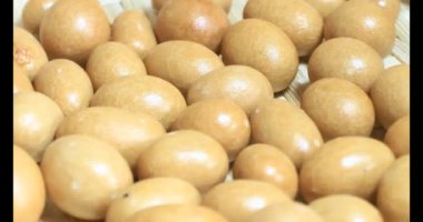 Tabakta kızarmış fıstık.